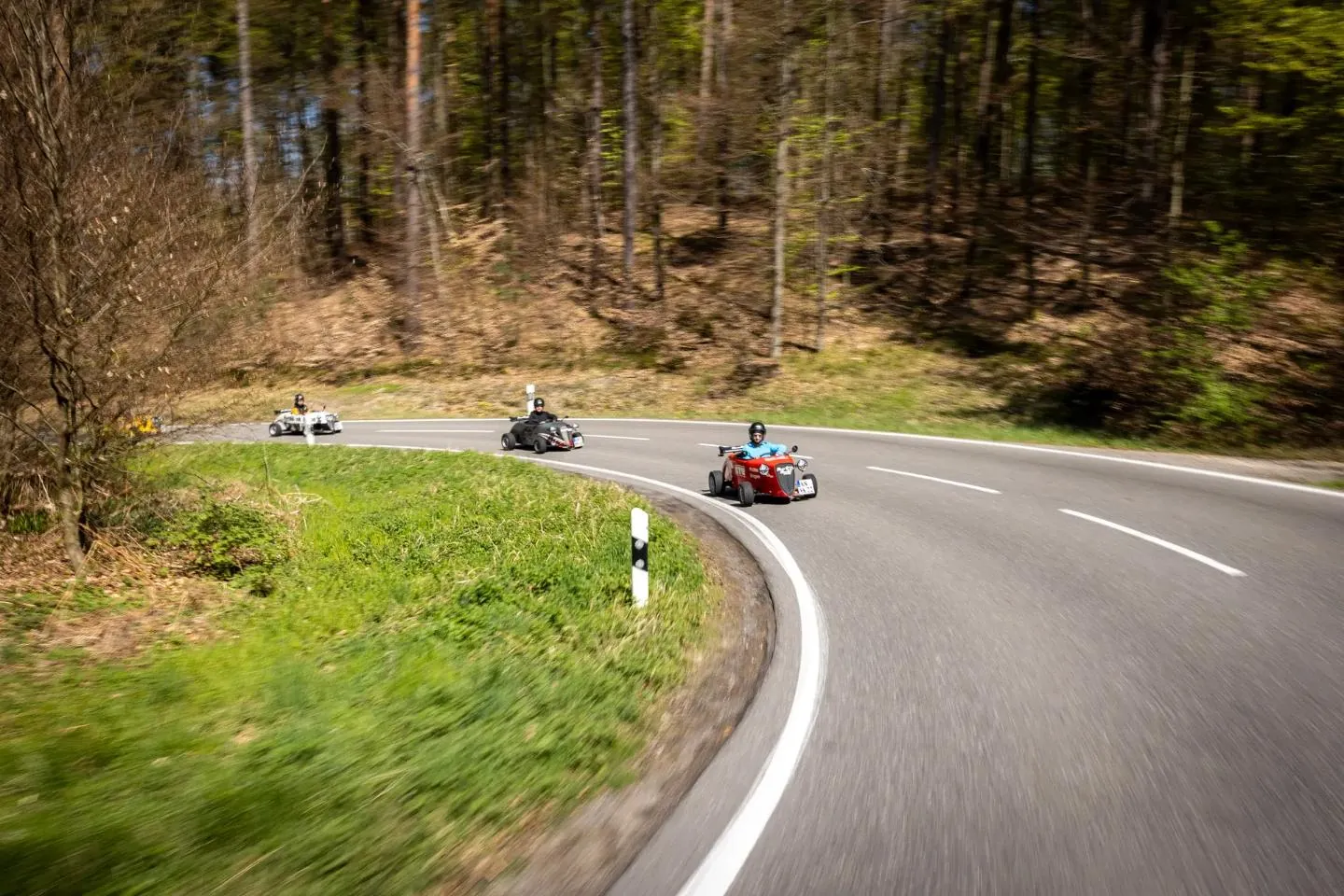 Drei Hot Rods in einer Kurve im Hegau