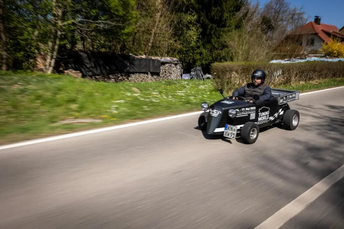 Hot Rod im Design von Tuning World Bodensee auf Tour