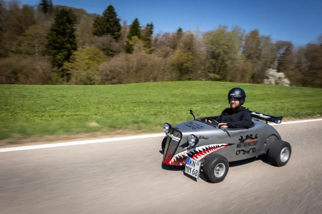 Hot Rod im Design von Mietwerkstatt auf Tour