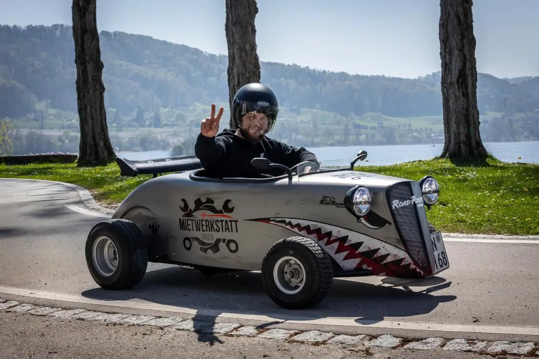 Hot Rod im Design von Mietwerkstatt auf Tour