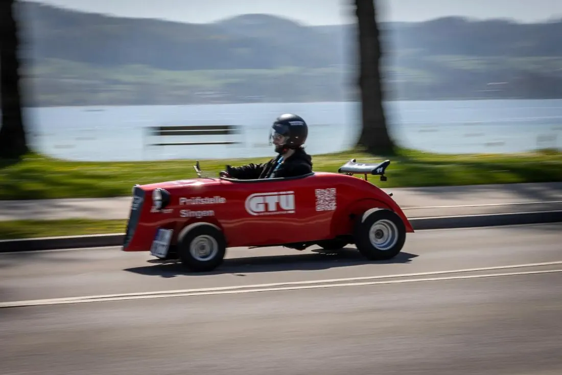 Hot Rod im Design von GTÜ Prüfstelle auf Tour