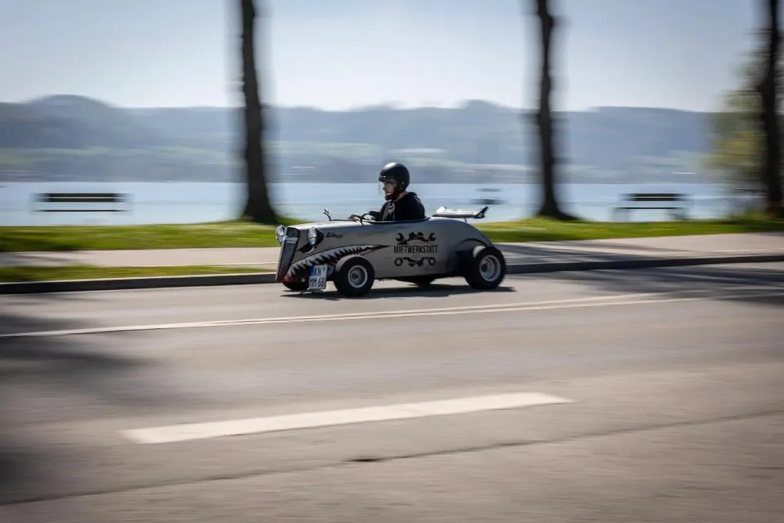 Hot Rod im Design von Mietwerkstatt auf Tour